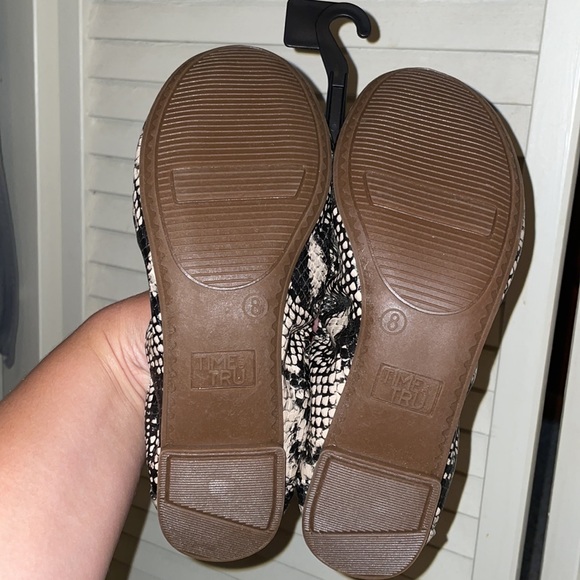 Time and Tru snakeskin flats - Picture 2 of 2